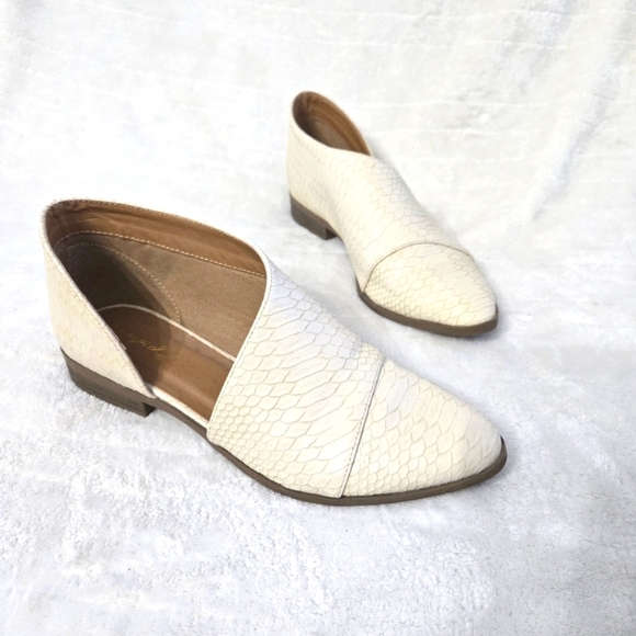 Womens Swan Loafer Size 8 Yvory  Slip-on Snake Embossed Minimalist Preppy - Picture 1 of 7